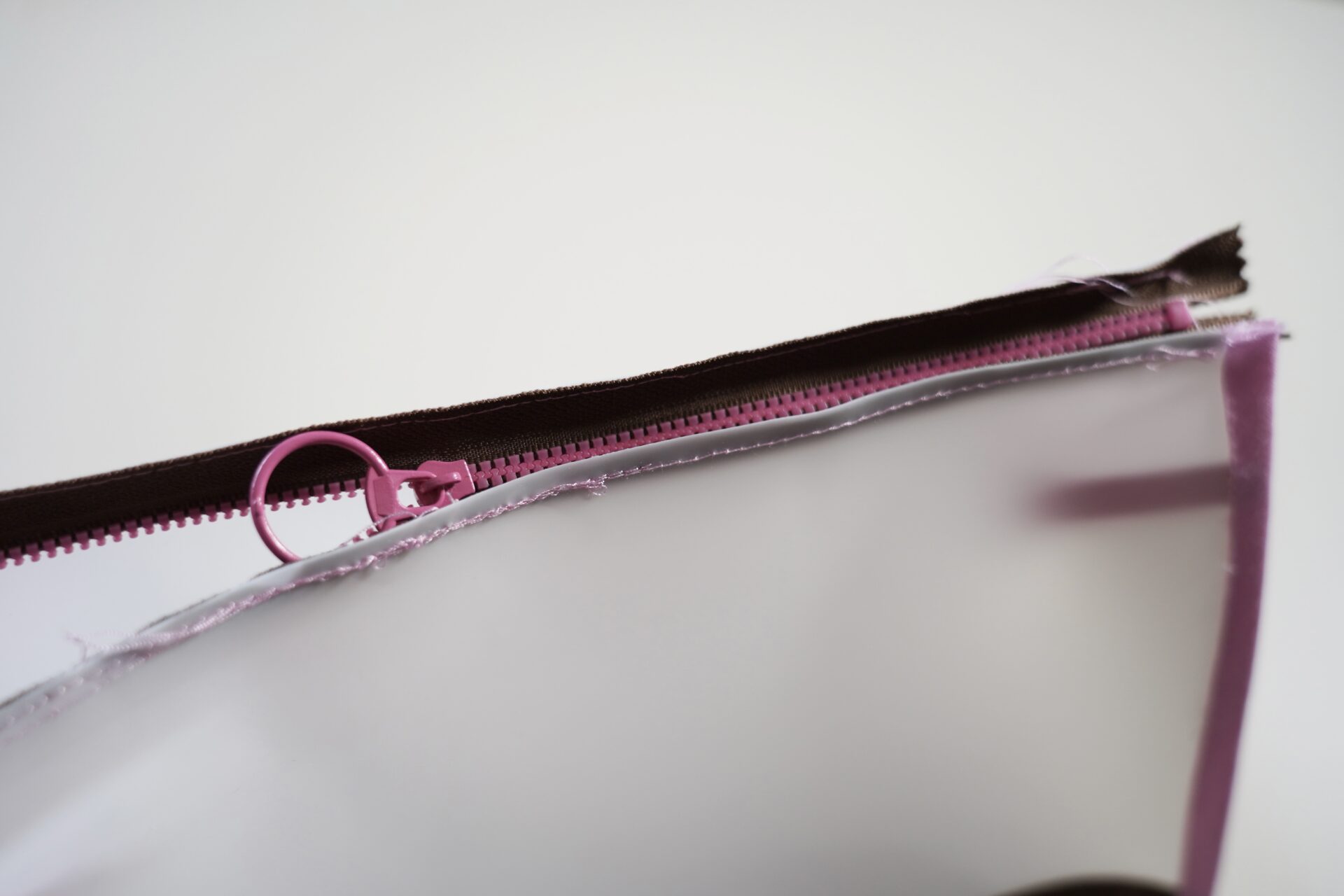 Kosmetiktasche aus Jelly Vinyl – Nähanleitung kostenlos